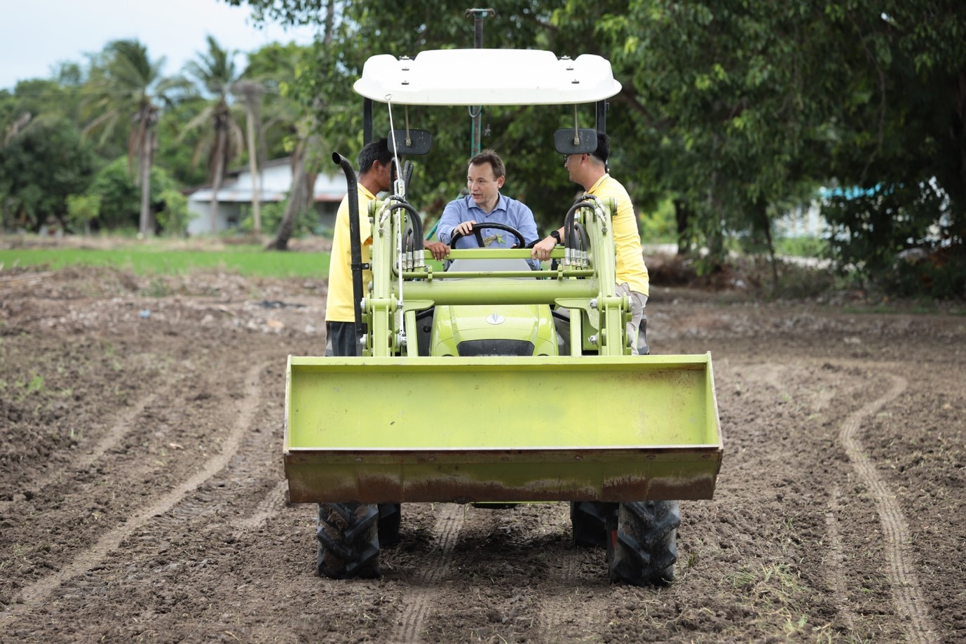 German Ambassador to Thailand Georg Schmidt drives a tractor in the rice field in Suphan Buri, Central Thailand. (Photo credit: GIZ Thailand)