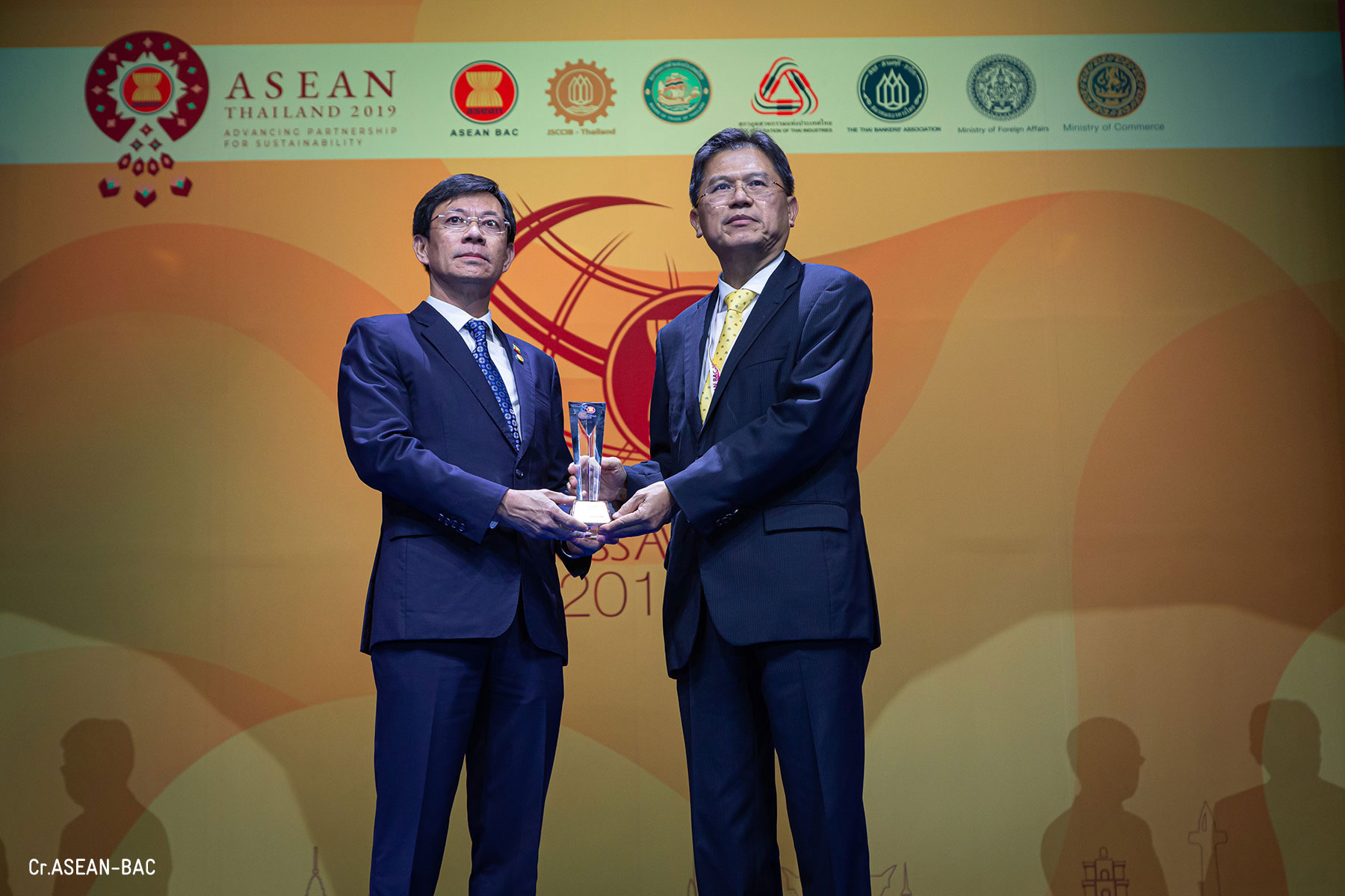 Sea Lion receiving trophy Dr. Win Zaw Aung, Group CEO of Sea Lion Group and Mr. Predee Daochai, Chairman of the Thai Bankers’ Association