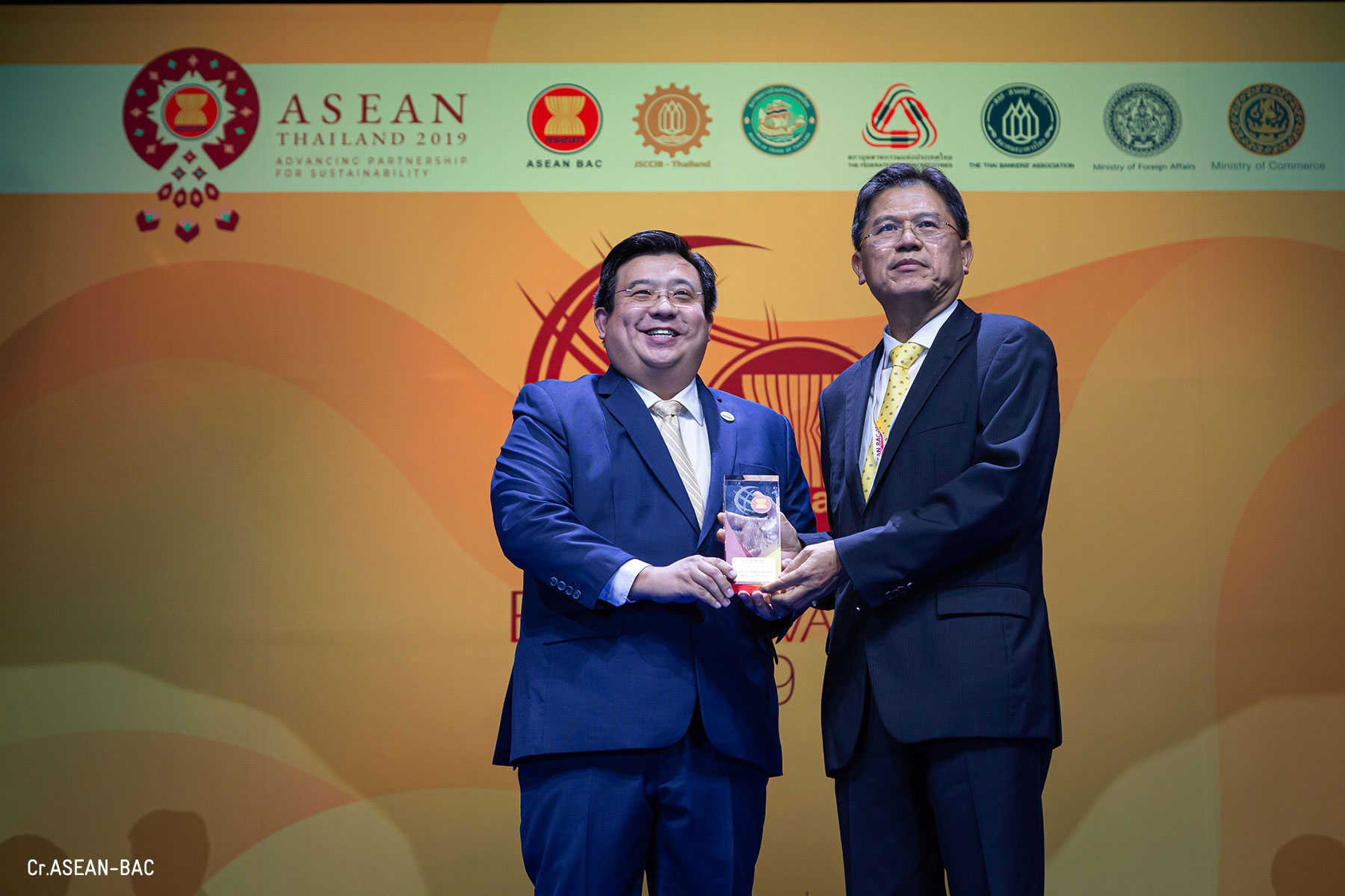 Shalom receiving the trophy Gideon Lam, CEO of Shalom International Movers and Mr. Predee Daochai, Chairman of the Thai Bankers’ Association