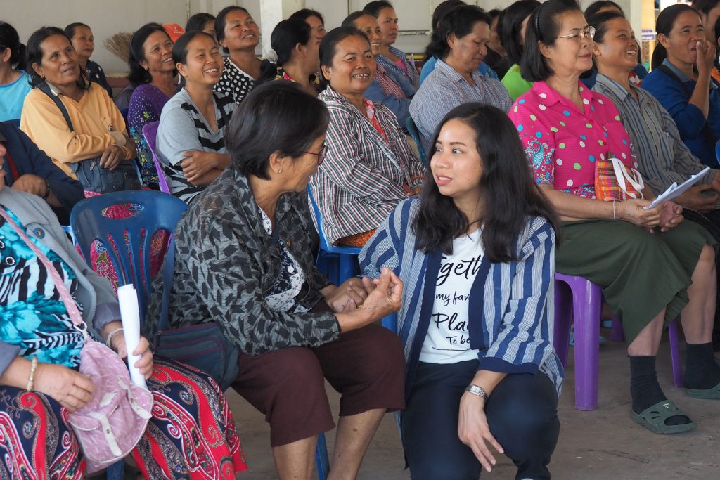 Narawadee Modenuch, Research and Sustainability Analyst at Olam International, speaks to a local farmer during her visit on 23 February 2020. (Photo credit: GIZ Thailand)