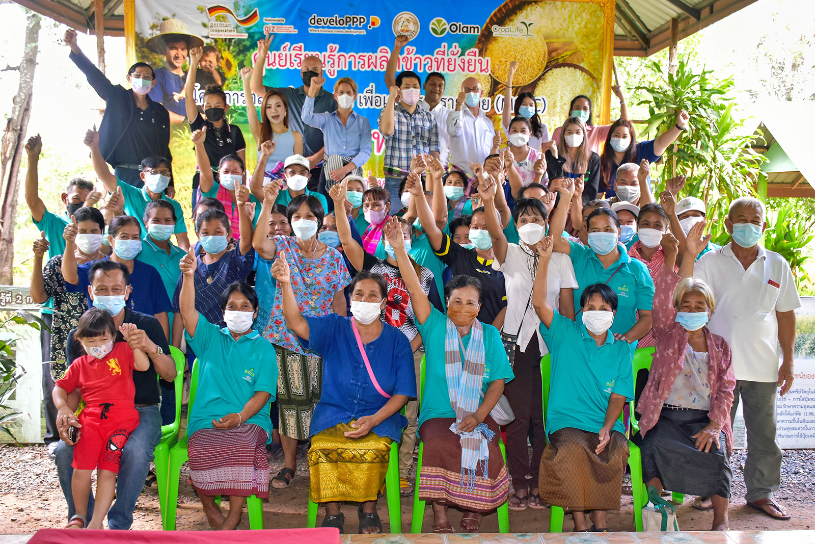 Group photo of MSVC members and representatives from Rice Department, National Bureau of Agricultural Commodity and Food Standards, Olam Agri and GIZ Thailand at Suan Ta Rom Sustainable Agriculture Learning Centre, Ubon Ratchathani. ( เกษตรกรและคณะเจ้าหน้าที่โครงการ MSVC Thailand ถ่ายภาพร่วมกันเป็นที่ระลึก ที่ศูนย์การเรียนรู้การผลิตข้าวที่ยั่งยืน สวนตารมย์ บ้านดอนหมู ตำบลขามเปี้ย อำเภอตระการพืชผล จังหวัดอุบลราชธานี)