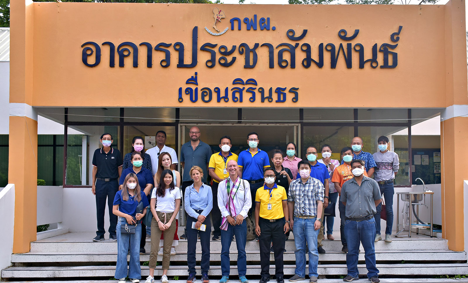 MSVC field visit team takes a group photo with a host team at EGAT Hydro Power Plant Department. (นายอาทิตย์ พรคุณา วิศวกรระดับ 10 ผู้ช่วยหัวหน้ากองโรงไฟฟ้าเขื่อนสิริธรต้อนรับคณะทำงานโครงการ MSVC Thailand ที่มาศึกษาดูงานโครงการโซลาร์เซลล์ลอยน้ำไฮบริดเขื่อนสิรินธร แหล่งต้นน้ำการทำการเกษตร พร้อมถ่ายรูปร่วมกันเป็นที่ระลึก)