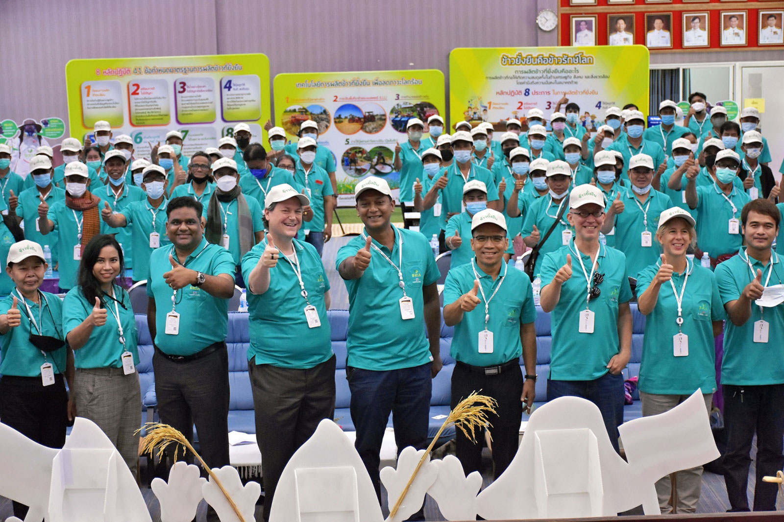 Group photo during closing event (ภาพกลุ่มทีมโอแลม เจ้าหน้าที่โครงการ MSVC ประเทศไทย และเกษตรกร)