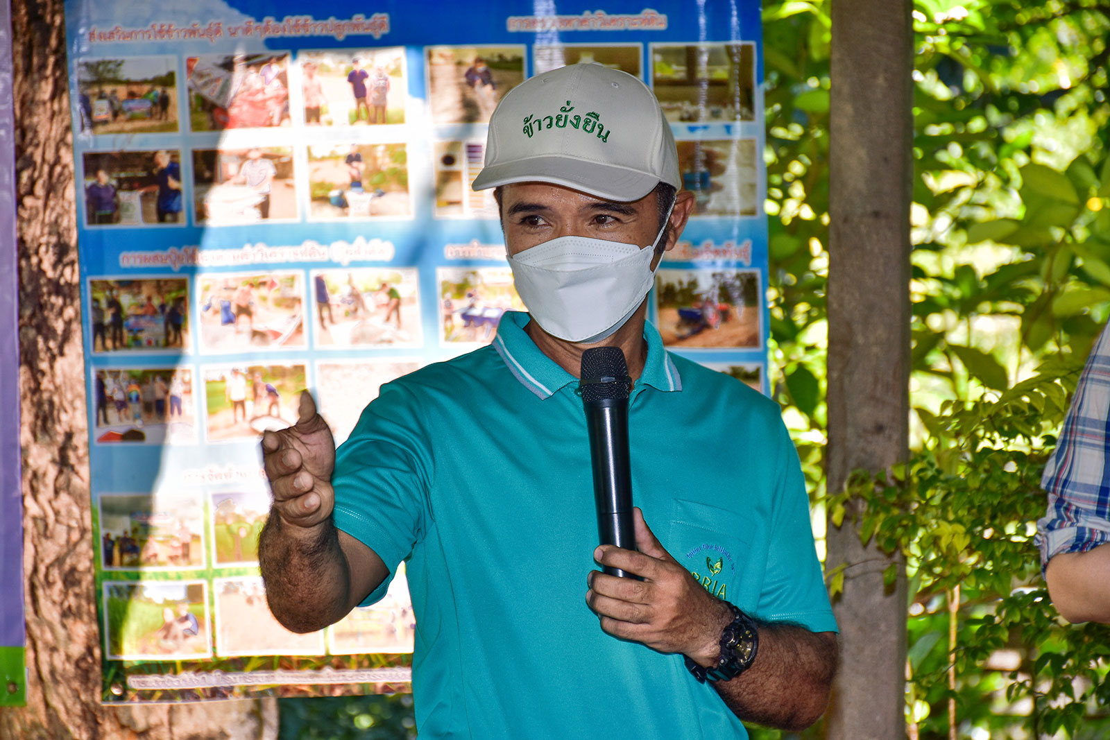 Mr Tanu Tanhakit, chairperson of Ban Don Moo Sustainable Rice Farming Group in Ubon Ratchathani (นายธนู ทัฬหกิจ ประธานกลุ่มข้าวยั่งยืนบ้านดอนหมู ตำบลขามเปี้ย อำเภอตระการพืชผล จังหวัดอุบลราชธานีต้อนรับคณะศึกษาดูงานจากโครงการ MSVC ประเทศไทย)