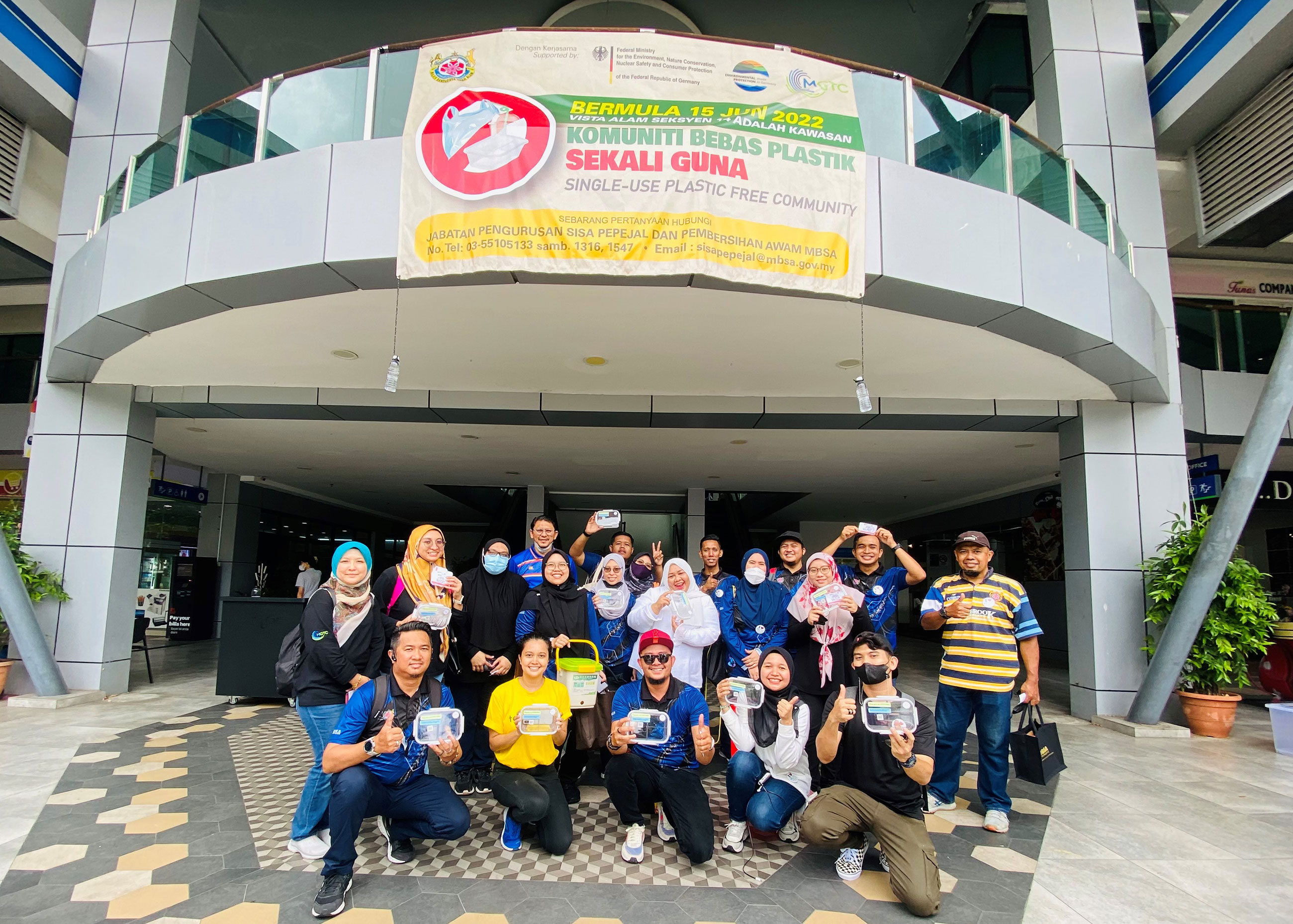 A banner with MBSA's circular can be seen in front of the building with their taskforce members. MBSA's taskforce create awareness, promote reuse and SUP reduction regularly to the community at Vista Alam. (Photo: Nadirah Abd Manaf, GIZ)
