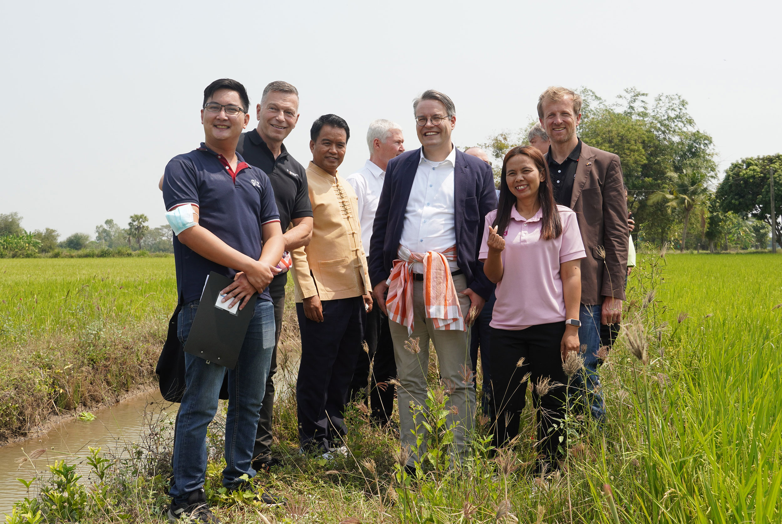 Sawanee Phorang (right) led Dr Tobias Lindner (centre) to Thai Rice NAMA demonstration site in Doem Bang Nang Buat district, Suphanburi province. (ซ้ายไปขวา：คุณธนศิษฎ์ สถาปนพิทักษ์กิจ ที่ปรึกษาด้านการเงินภาคสนาม GIZ ประเทศไทย คุณฮันส์-อูลริค ซูเบ็ค อัครราชทูตและหัวหน้าฝ่ายเศรษฐกิจสถานเอกอัครราชทูตเยอรมนีประจำประเทศไทย คุณชิษณุชา บุดดาบุญ ผู้อำนวยการสำนักนโยบายและยุทธศาสตร์ข้าว ดร.โทบิอัส ลินด์เนอร์ รัฐมนตรีช่วยประจำสำนักรัฐมนตรีกระทรวงการต่างประเทศ สหพันธ์สาธารณรัฐเยอรมนี คุณไรน์โฮลด์ เอลเกส ผู้อำนวยการ GIZ ประเทศไทย และคุณสวณีย์ โพธิ์รัง เกษตรกรสตรี สมาชิกโครงการไทย ไรซ์ นามา)