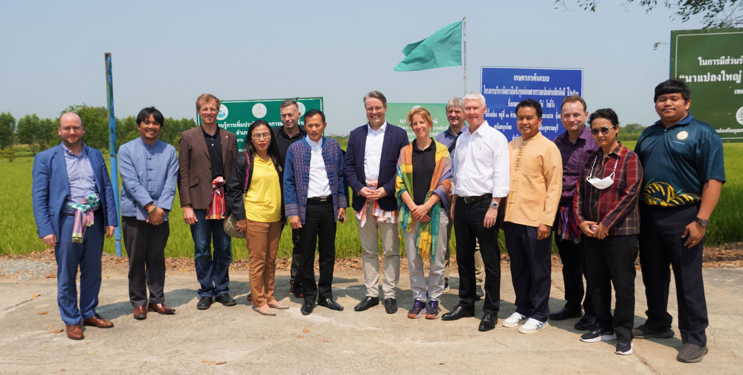 Suphanburi Deputy Provincial Governor, the German Ambassador to Thailand, and executives from GIZ Thailand, Rice Department, Department of Agriculture, and Bureau of Rice Research and Development pose for a group photo. (ดร.โทบิอัส ลินด์เนอร์ ถ่ายรูปร่วมกับเอกอัครราชทูตเยอรมนี ประจำประเทศไทย รองผู้ว่าราชการจังหวัดสุพรรณบุรี ผู้บริหาร GIZ กรมการข้าว กองวิจัยและพัฒนาข้าว)
