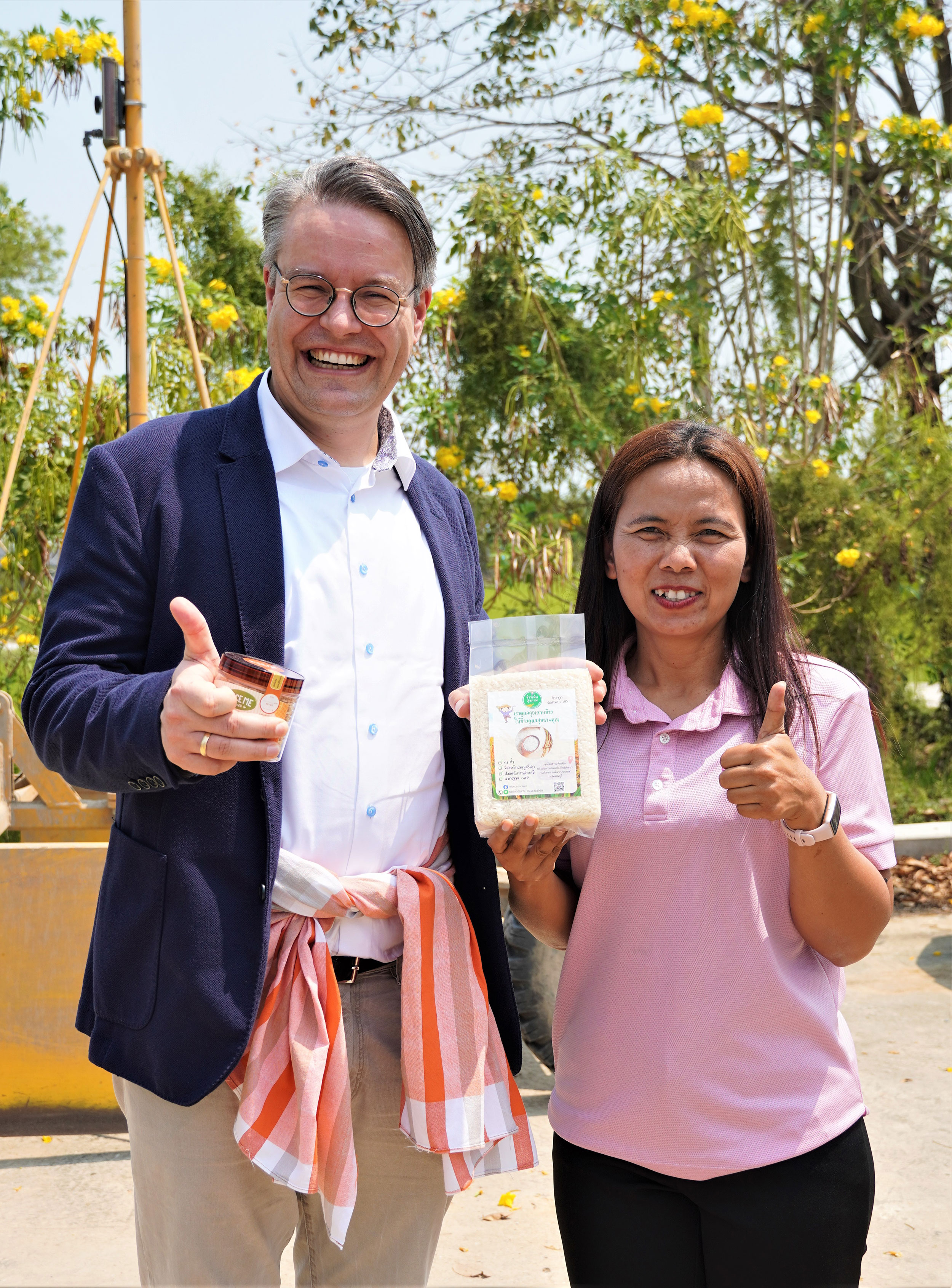 Sawanee Phorang proudly shows off her community’s low-emission rice product (คุณสวนีย์ โพธิ์รัง กับผลิตภัณฑ์ข้าวลดโลกร้อน)