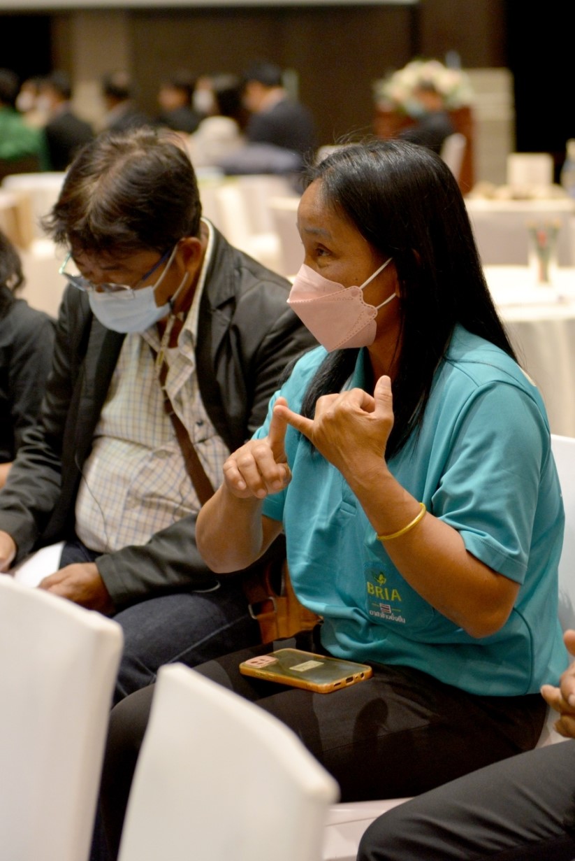 Udon Kamwongsa, farmer member of the Market-oriented Smallholder Value Chain Thailand (MSVC) project (คุณอุดร คำวงษา ผู้แทนเกษตรกรกลุ่มข้าวยั่งยืน อำเภอวารินชำราบ จังหวัดอุบลราชธานี ร่วมอภิปรายและแสดงความคิดเห็นในกลุ่มย่อย)