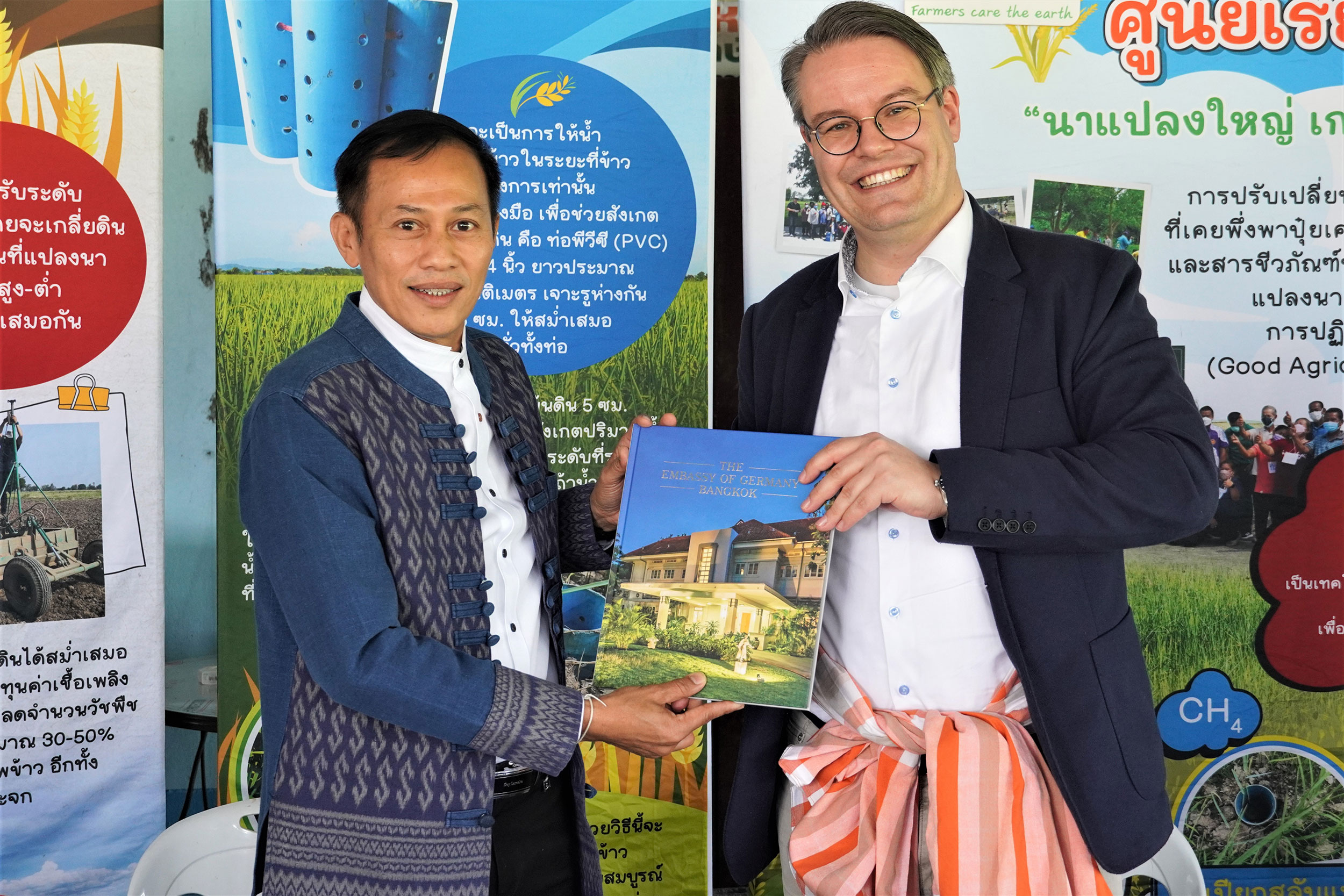 Dr Tobias Lindner, Minister of State at the Federal Foreign Office, presents a book on 160 years of Thai-German relations to Teerayut Chanditthawong, Suphanburi Deputy Provincial Governor. (ดร.โทบิอัส ลินด์เนอร์ มอบหนังสือ 160 ปี ความสัมพันธ์ทางการทูตเยอรมัน-ไทย ให้กับคุณธีรยุทธ์ จันทร์ดิษฐวงษ์ รองผู้ว่าราชการจังหวัดสุพรรณบุรี เป็นที่ระลึก)