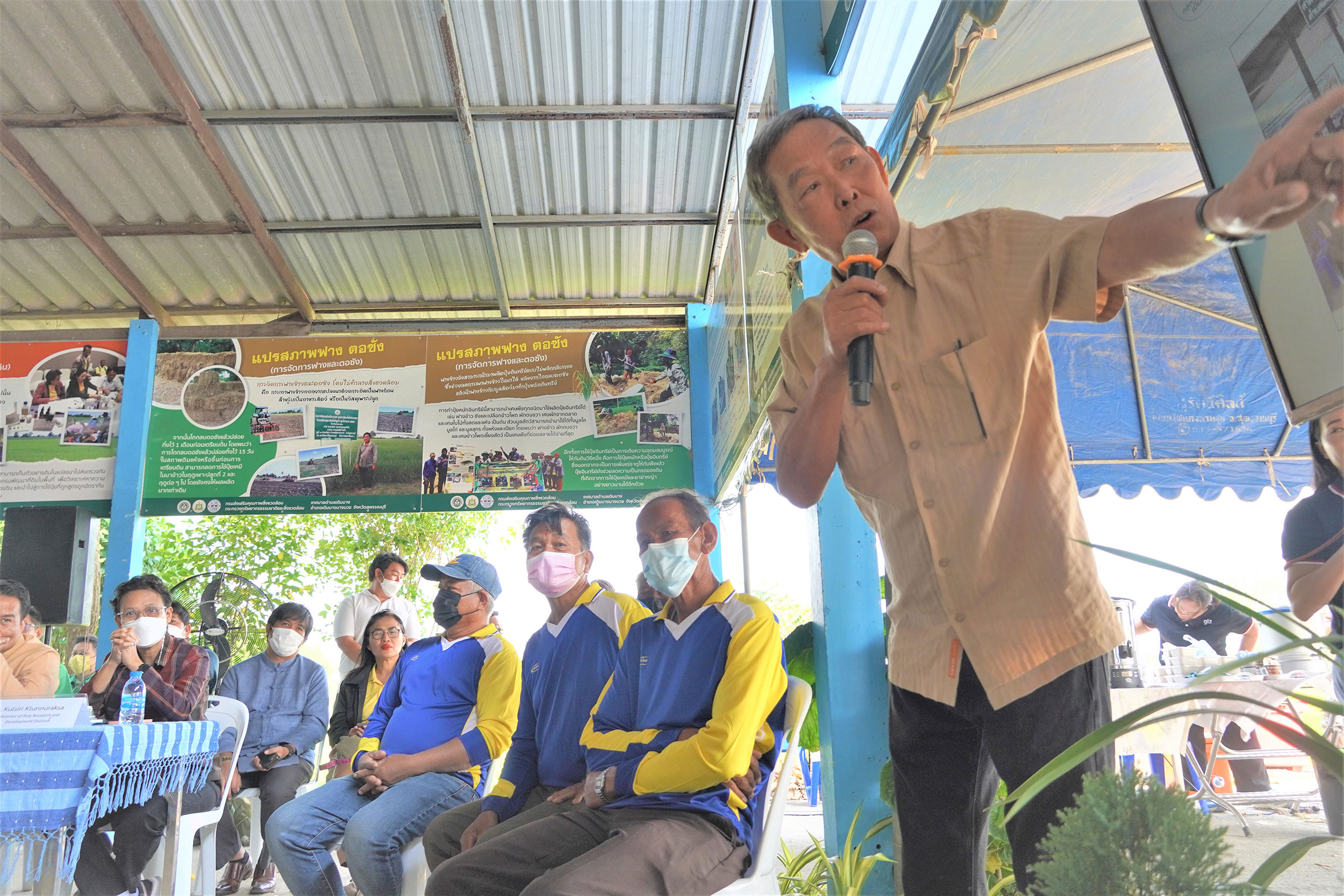 Pairat Wungdee, Thai Rice NAMA Senior Field Manager, explains the low-carbon rice farming technologies (คุณไพรัช หวังดี ผู้จัดการภาคสนามอาวุโส โครงการไทย ไรซ์ นามา บรรยายเกี่ยวกับเทคนิคการทำนาลดโลกร้อนด้วยเทคโนโลยีแบบผสมผสาน ให้กับผู้เข้าเยี่ยมชม)