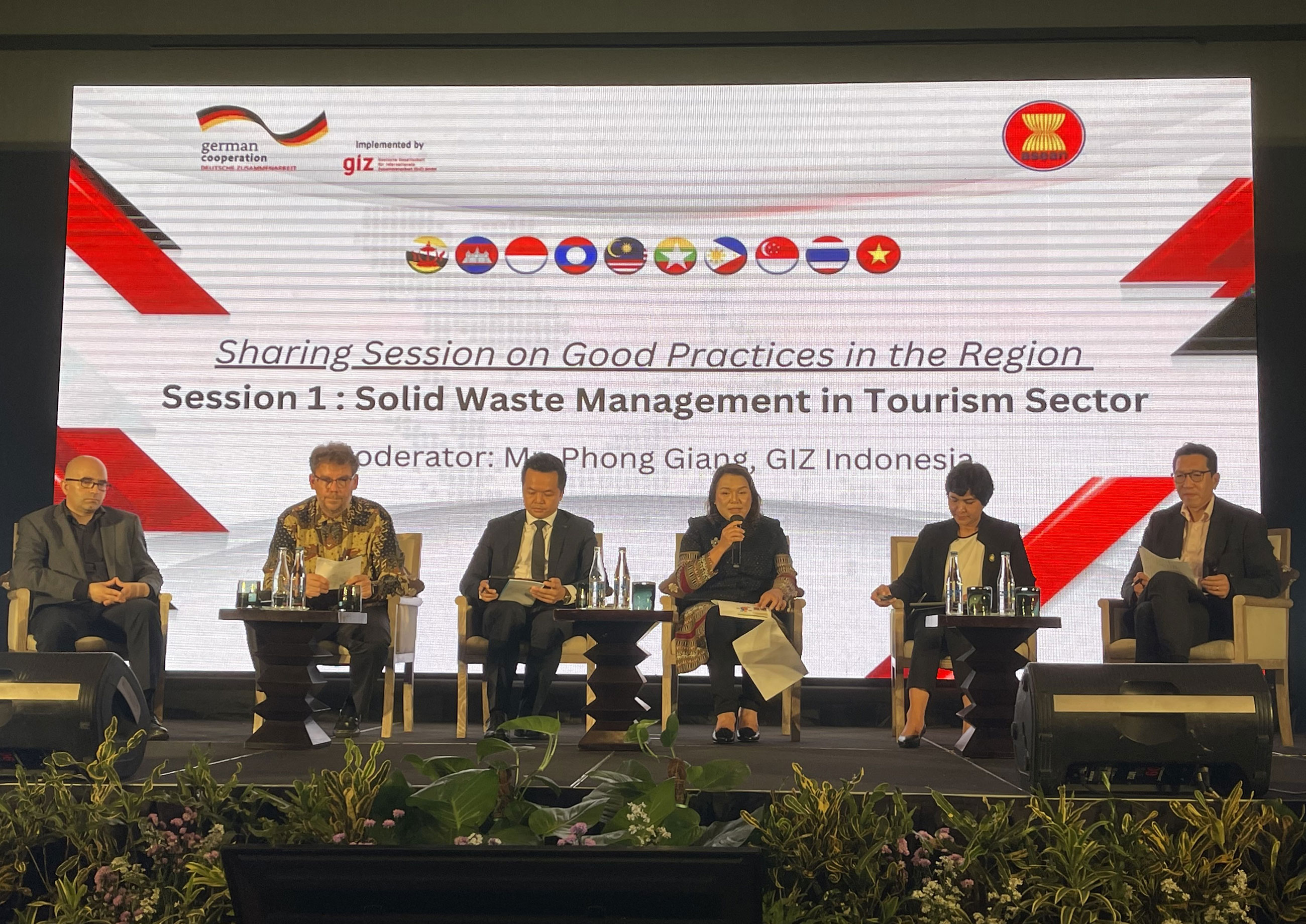 Dr. Anchalee Chumnum (third from right) presents good practices in municipal solid waste management in the tourism sector in Thailand at the AMUSE Regional Kick-Off Event on 30 March 2023 in Bali, Indonesia.