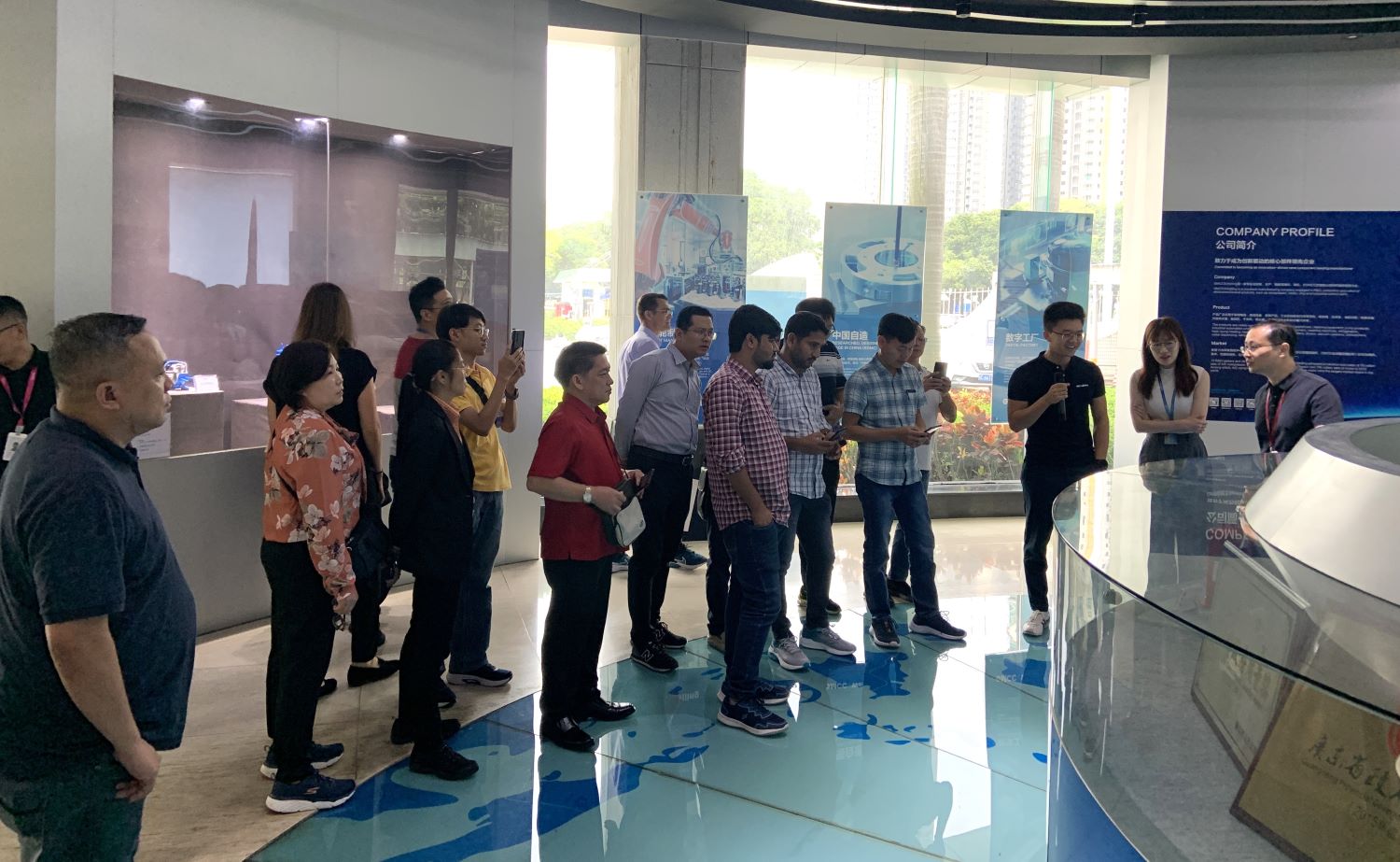 The group visited the showroom of GMCC, one of the biggest compressor manufacturers in China.