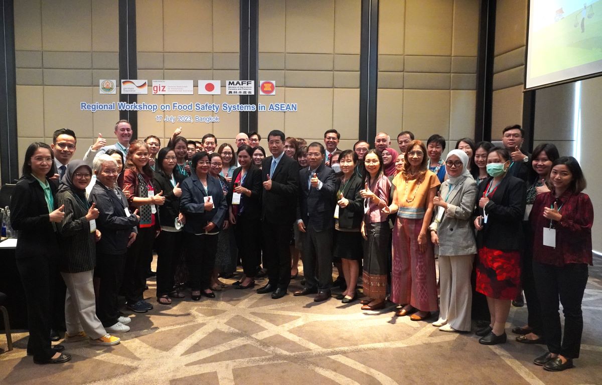 Group photo of participants attending the Regional Workshop on Food Safety Systems in ASEAN on 17 July 2023 in Bangkok. Photo: GIZ/Kiattiyote Wongoudomlert